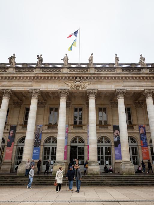 Ein großes Gebäude mit Säulengang - die Oper in Bordeaux