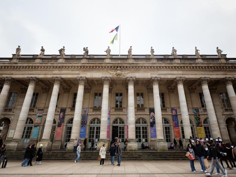 Ein großes Gebäude mit Säulengang - die Oper in Bordeaux