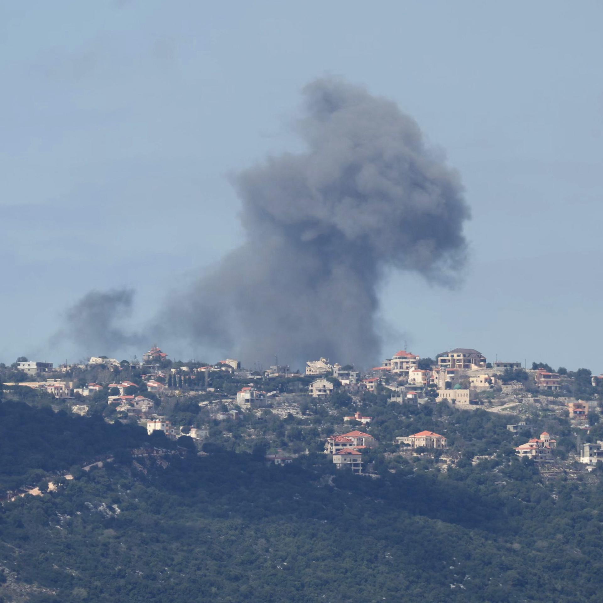Das Bild zeigt eine Rauchwolke über einem Dorf im Südlibanon nach einem israelischen Luftschlag.