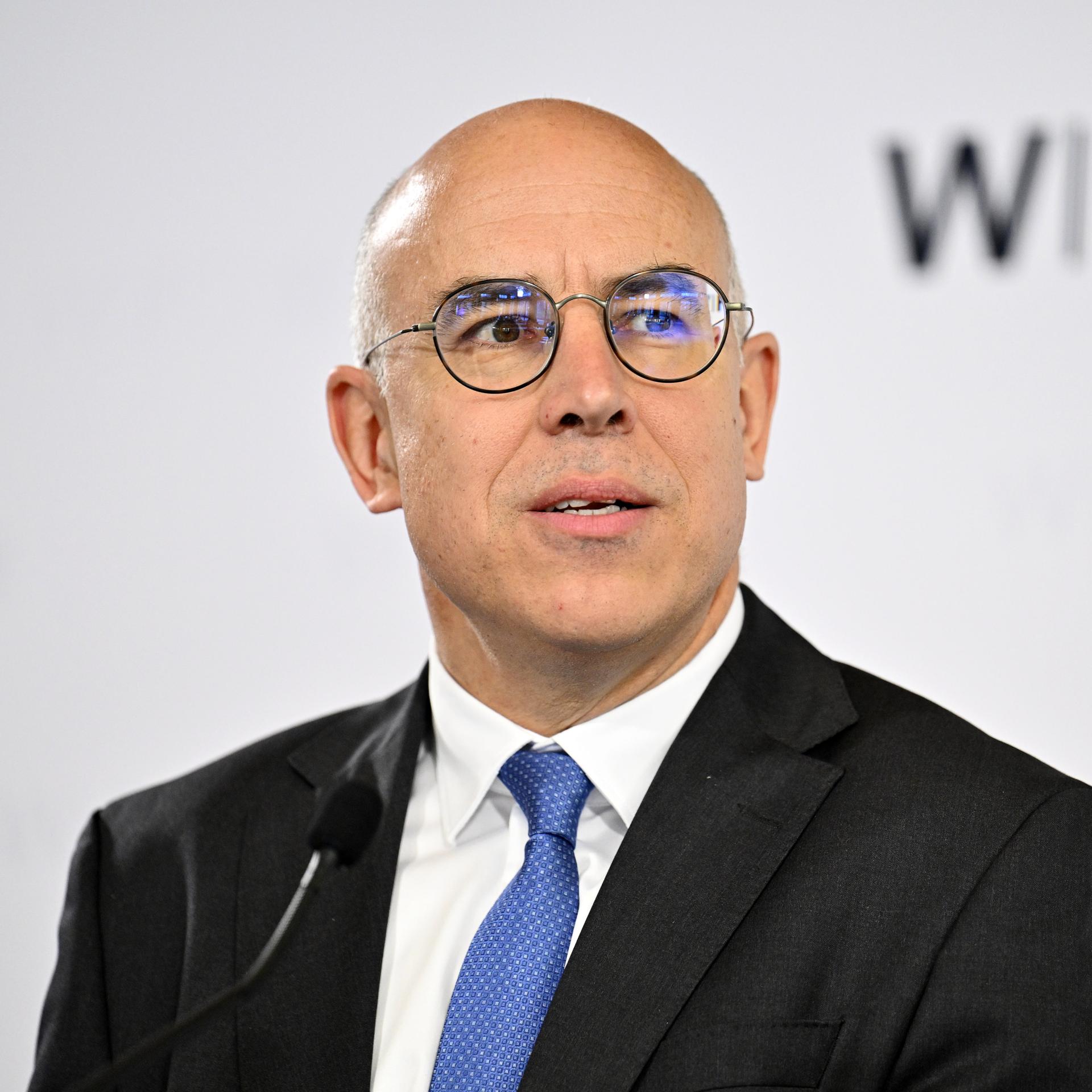 ifo-Chef Gabriel Felbermayr schaut zur Seite. 