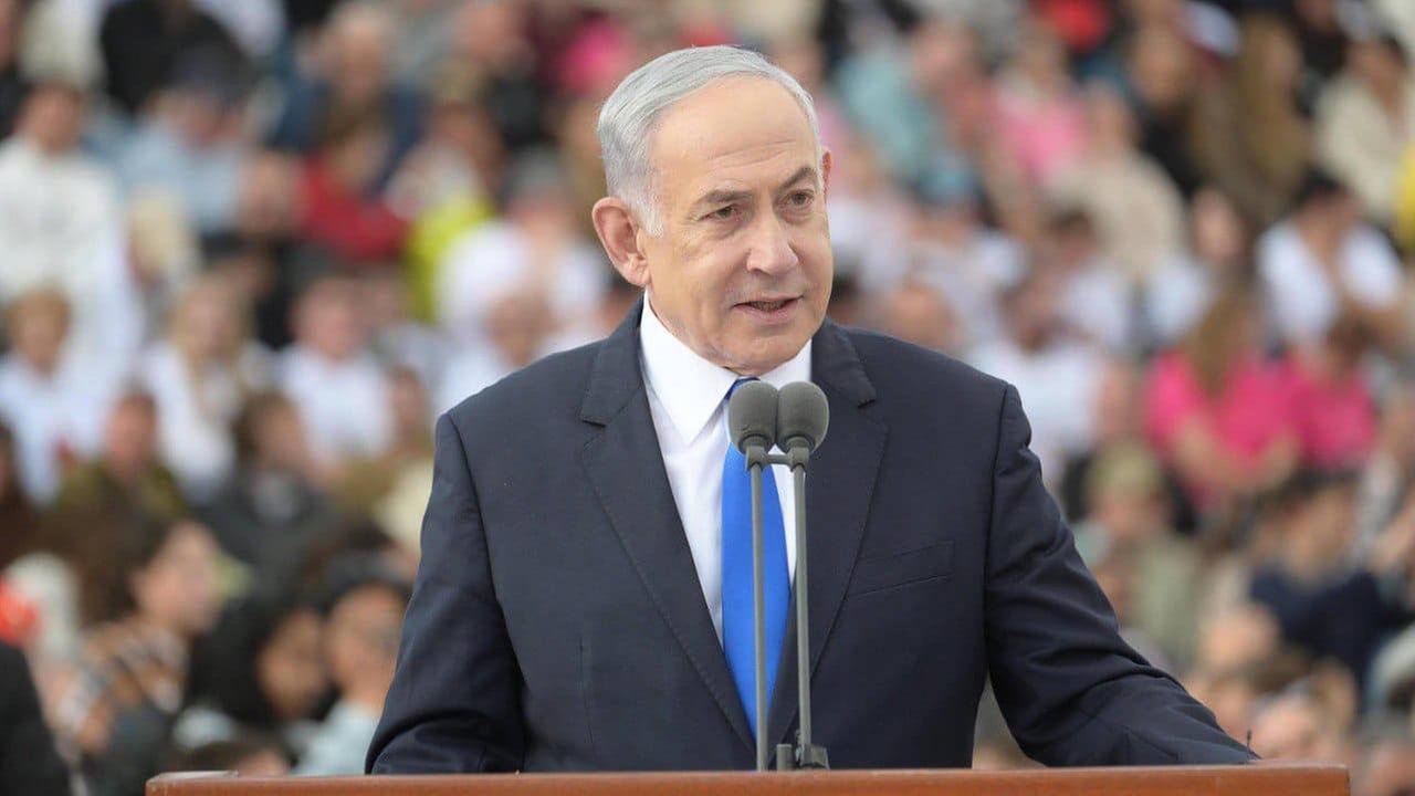 Israels Ministerpräsident Benjamin Netanjahu steht an einem Rednerpult.