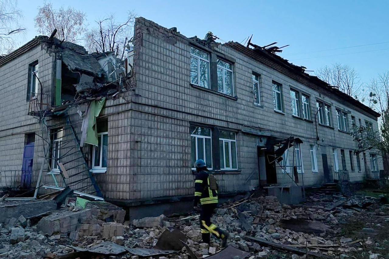 Außenansicht von einem schwer beschädigten Haus mit zerstörtem Dachstuhl.