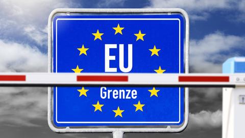 EU-Schild mit Aufschrift Grenze und geschlossener Schlagbaum (Fotomontage)