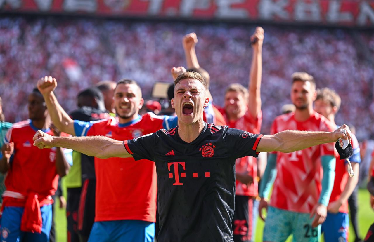 Der FC Bayern München feiert die Meisterschaft und Joshua Kimmich schreit seine Freude heraus. 
