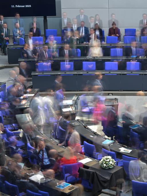 Blick in den Plenarsaal des Bundestages. Das Parlament kommt zu seiner letzten regulären Sitzung vor der Bundestagswahl 2025 zusammen. Die Aufnahme wurde mit Langzeitbelichtung gemacht, so dass einzelne Personen verschwommen sind.