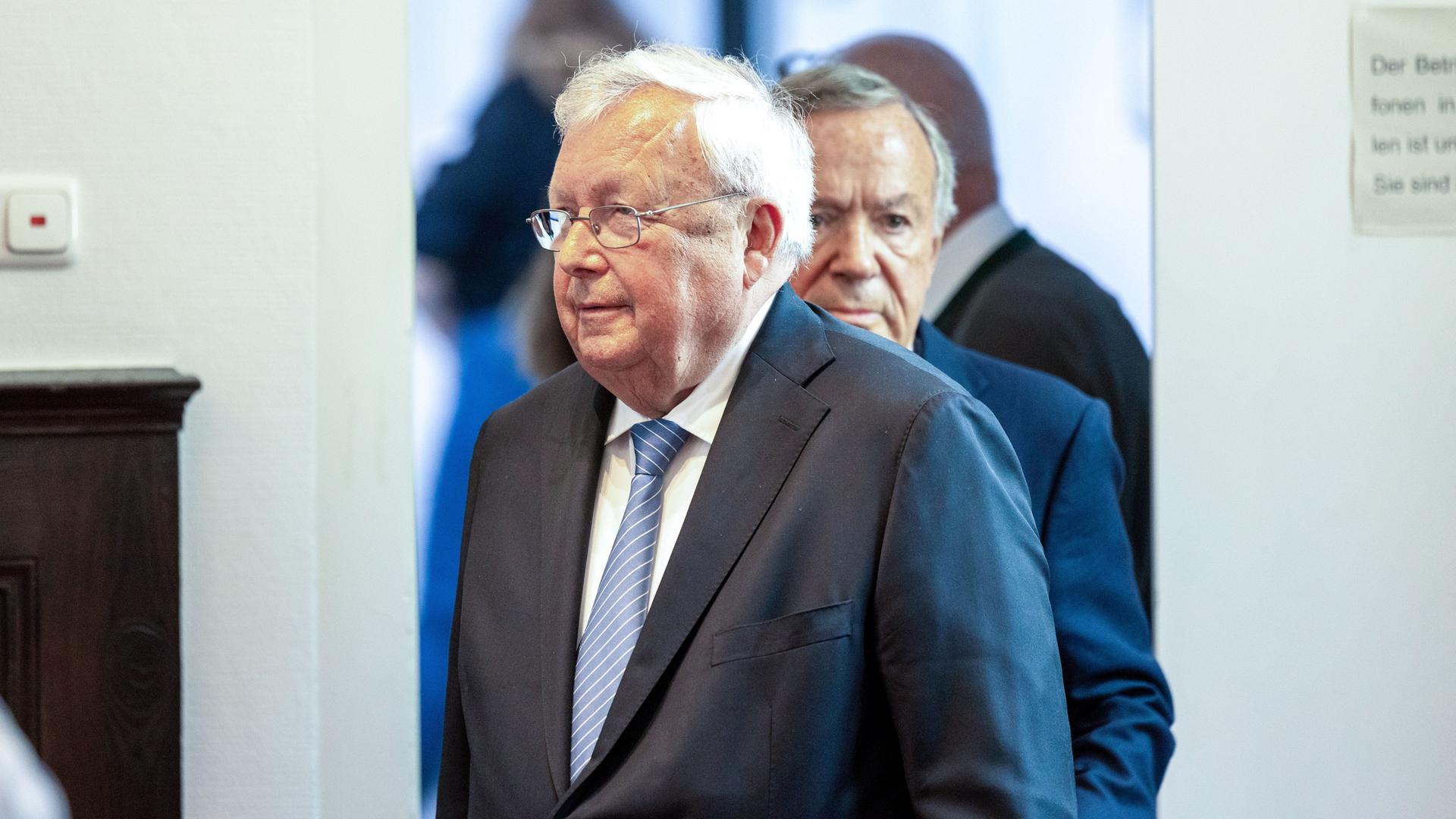 Nordrhein-Westfalen, Bonn: Der angeklagte Bankier Christian Olearius betritt mit seinem Anwalt Klaus Landry (hinten) den Gerichtssaal im Bonner Landgericht. Nordrhein-Westfalen, Bonn: Der angeklagte Bankier Christian Olearius betritt mit seinem Anwalt Klaus Landry (hinten) den Gerichtssaal im Bonner Landgericht.