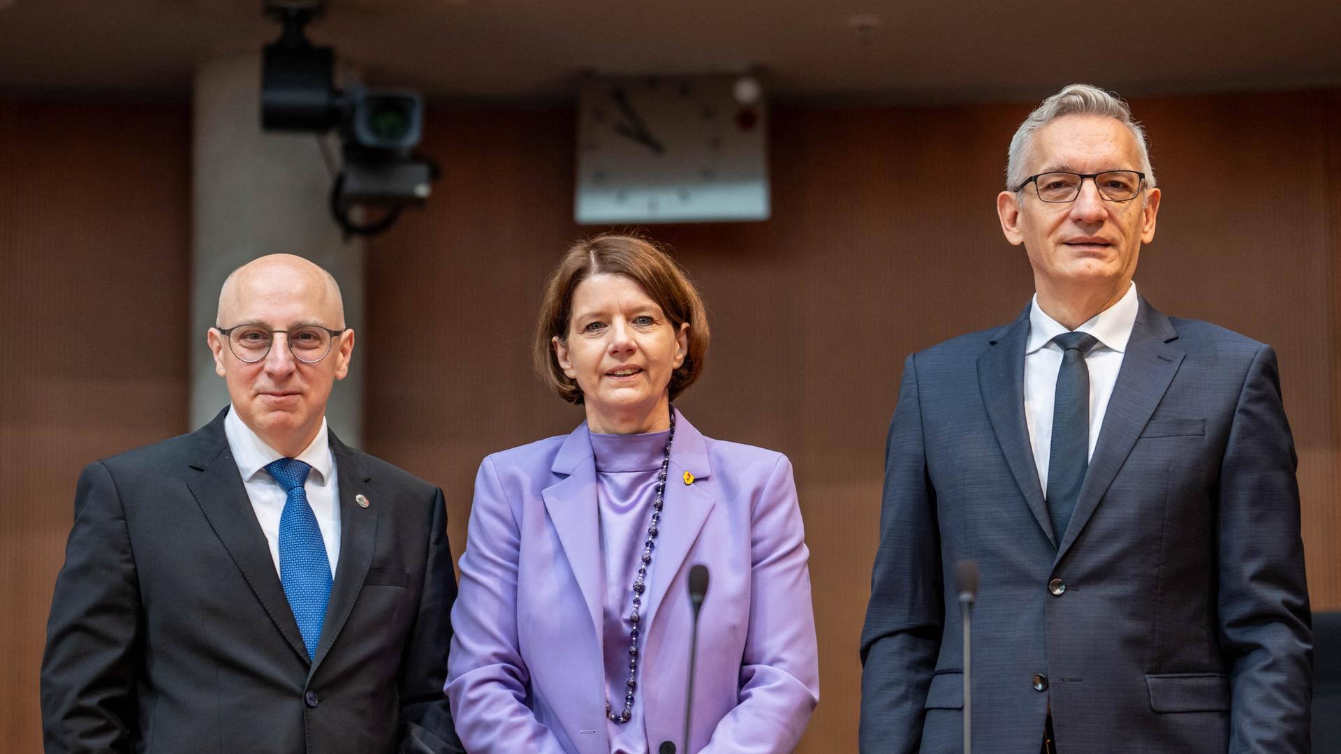 Jäger, Rosenberg, und Selen stehen nebeneinander im Bundestag.