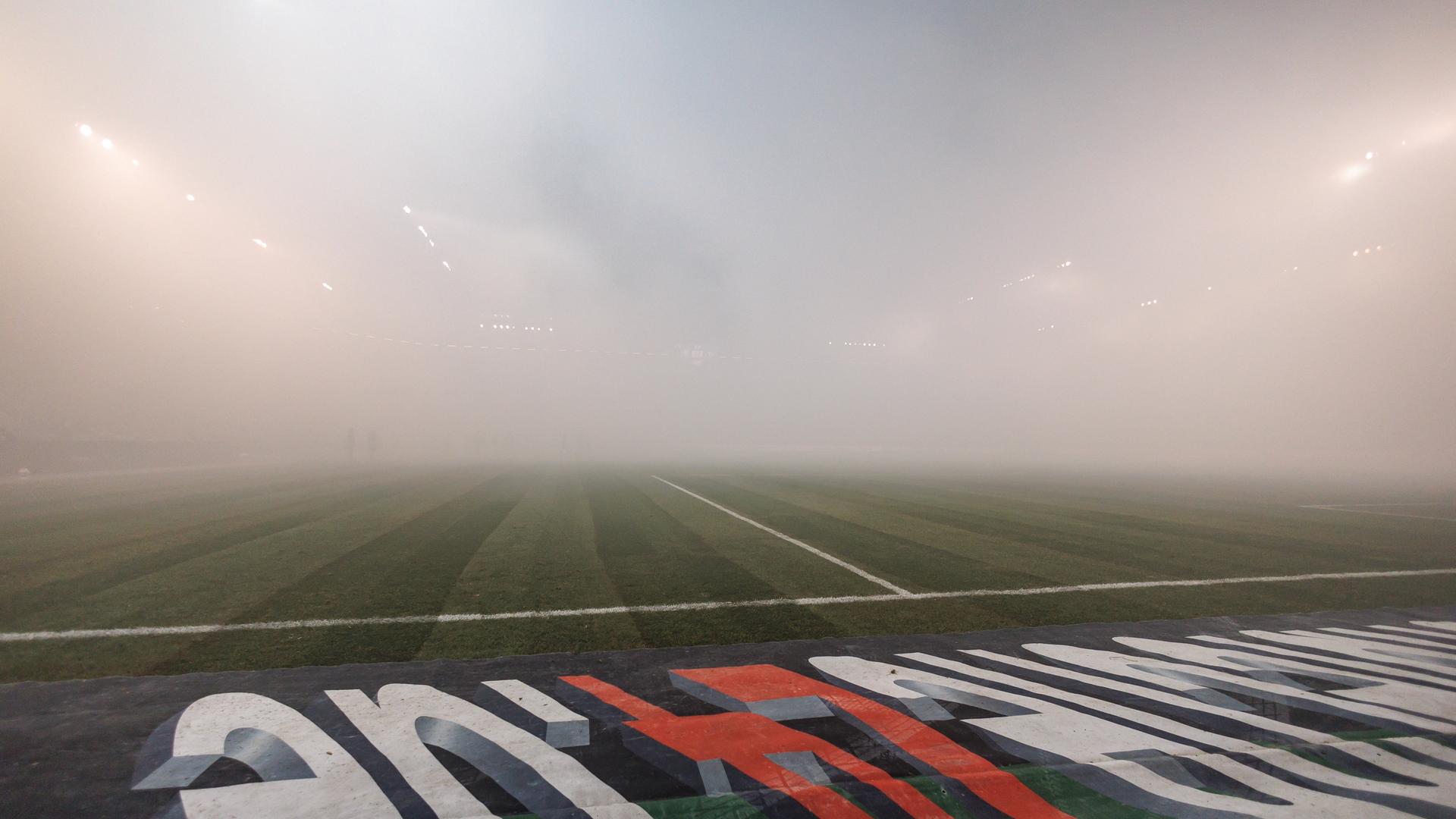 Magdeburg: Fans von Dynamo Dresden zünden Pyrotechnik, wodurch das Spiel unterbrochen wird.