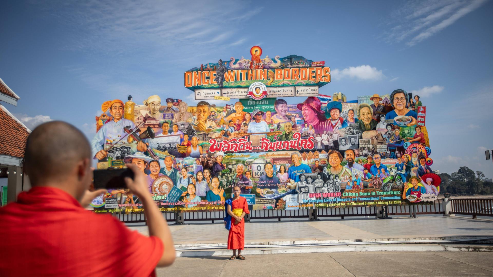 Goldenes Dreieck in Chiang Saen, Thailand - 09 Jan 2024 Burmesische Mönche fotografieren vor einem großen Gemälde, auf dem die drei Grenzländer Myanmar, Thailand und Loas abgebildet sind, die sich im Goldenen Dreieck in Chiang Saen befinden. 