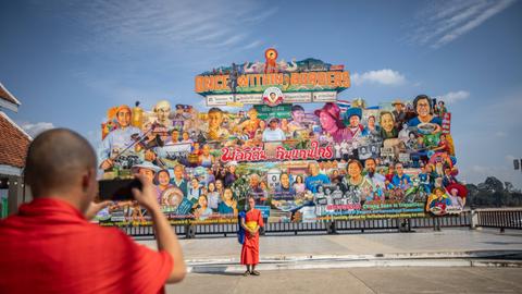 Goldenes Dreieck in Chiang Saen, Thailand - 09 Jan 2024 Burmesische Mönche fotografieren vor einem großen Gemälde, auf dem die drei Grenzländer Myanmar, Thailand und Loas abgebildet sind, die sich im Goldenen Dreieck in Chiang Saen befinden. 