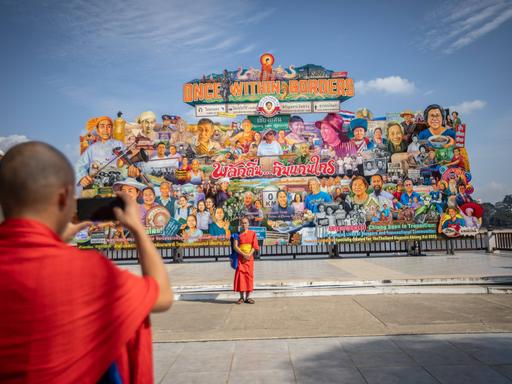 Goldenes Dreieck in Chiang Saen, Thailand - 09 Jan 2024 Burmesische Mönche fotografieren vor einem großen Gemälde, auf dem die drei Grenzländer Myanmar, Thailand und Loas abgebildet sind, die sich im Goldenen Dreieck in Chiang Saen befinden. Goldenes Dreieck in Chiang Saen, Thailand - 09 Jan 2024 Burmesische Mönche fotografieren vor einem großen Gemälde, auf dem die drei Grenzländer Myanmar, Thailand und Loas abgebildet sind, die sich im Goldenen Dreieck in Chiang Saen befinden.