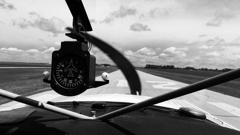 Schwarz-Weiß-Closeup eines Flugzeugs auf einem Runway.