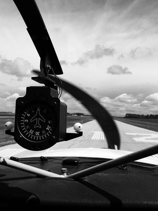 Schwarz-Weiß-Closeup eines Flugzeugs auf einem Runway.