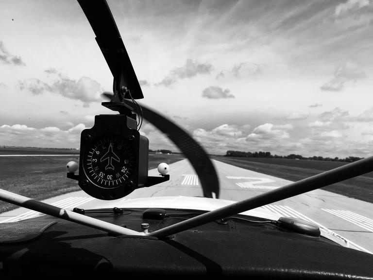 Schwarz-Weiß-Closeup eines Flugzeugs auf einem Runway.