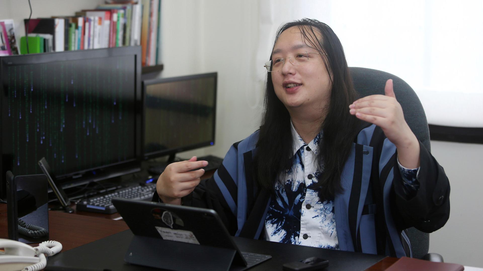 Taiwans Digitalministerin Audrey Tang sitzt bei einem Interview mit Laptop am Schreibtisch.