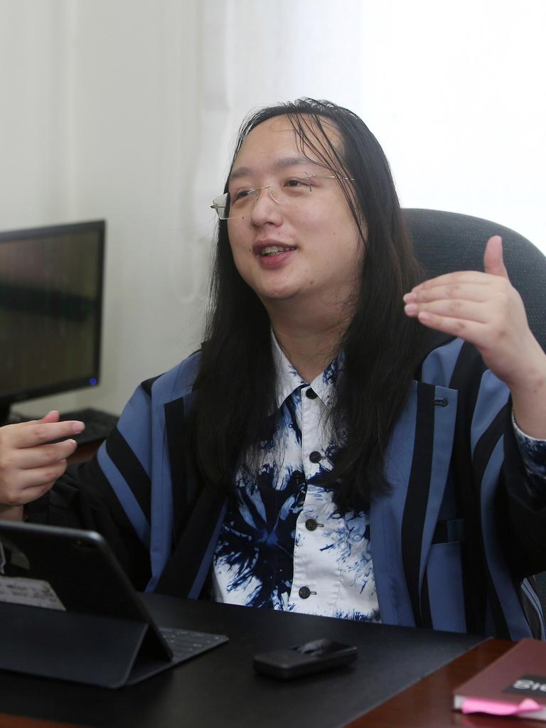 Taiwans Digitalministerin Audrey Tang sitzt bei einem Interview mit Laptop am Schreibtisch.