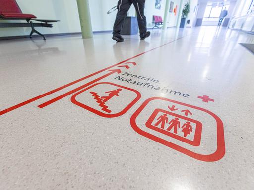 Bodenmarkierung in der Zentralen Notaufnahme eines Krankenhauses.