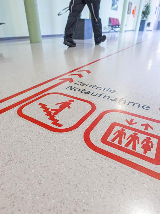 Bodenmarkierung in der Zentralen Notaufnahme eines Krankenhauses.