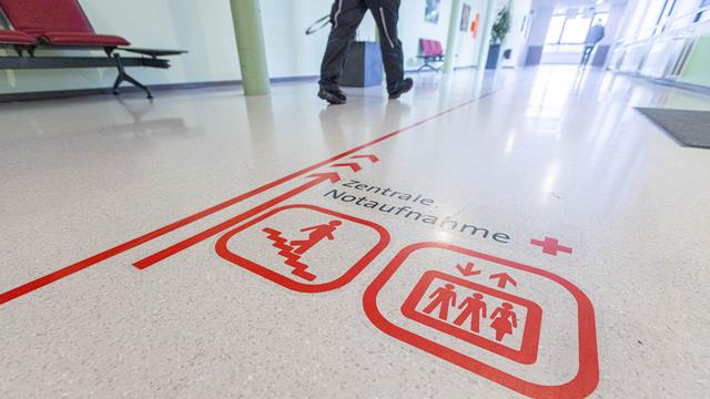 Bodenmarkierung in der Zentralen Notaufnahme eines Krankenhauses.