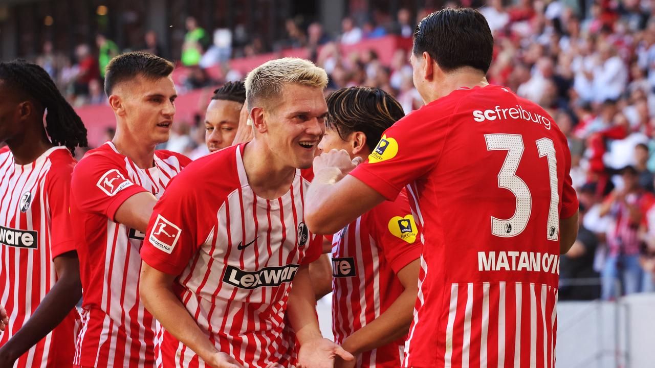 Freiburger Spieler jubeln gemeinsam nach einem Tor.