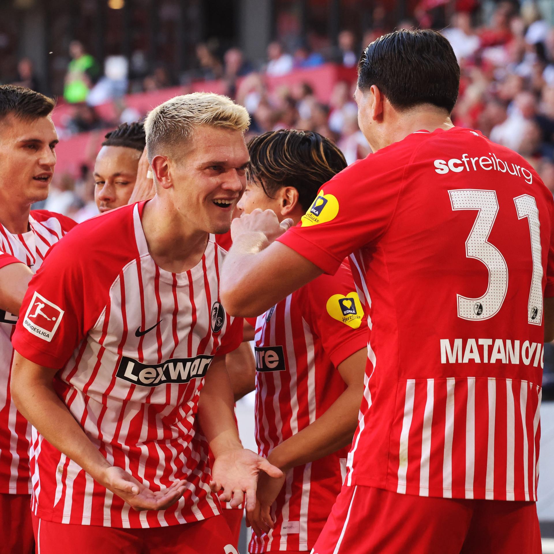 Freiburger Spieler jubeln gemeinsam nach einem Tor.