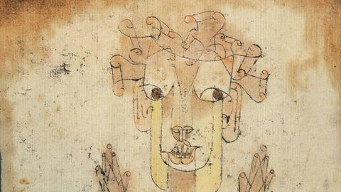 Paul Klees Zeichnung "Angelus Novus" zeigt in Tusche und Ölkreide auf bräunlichem Papier eine geflügelte Figur mit aufgerissenen Augen und Mund.