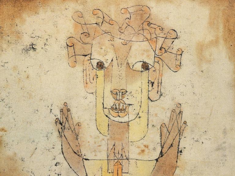 Paul Klees Zeichnung "Angelus Novus" zeigt in Tusche und Ölkreide auf bräunlichem Papier eine geflügelte Figur mit aufgerissenen Augen und Mund.