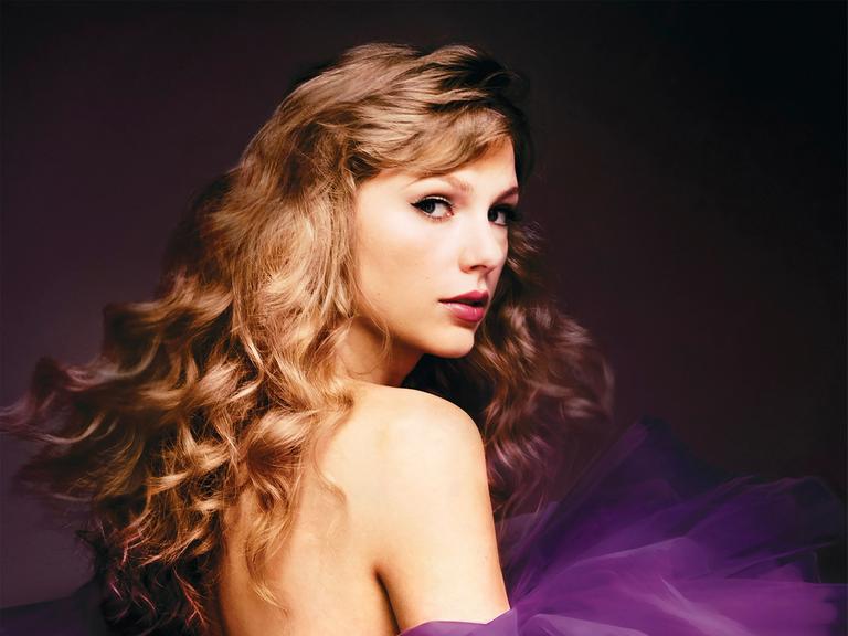 Das Albumcover zeigt Taylor Swift im Porträt schräg von der Seite mit langen gelockten Haaren und freiem Rücken. Darunter lila Tüll.