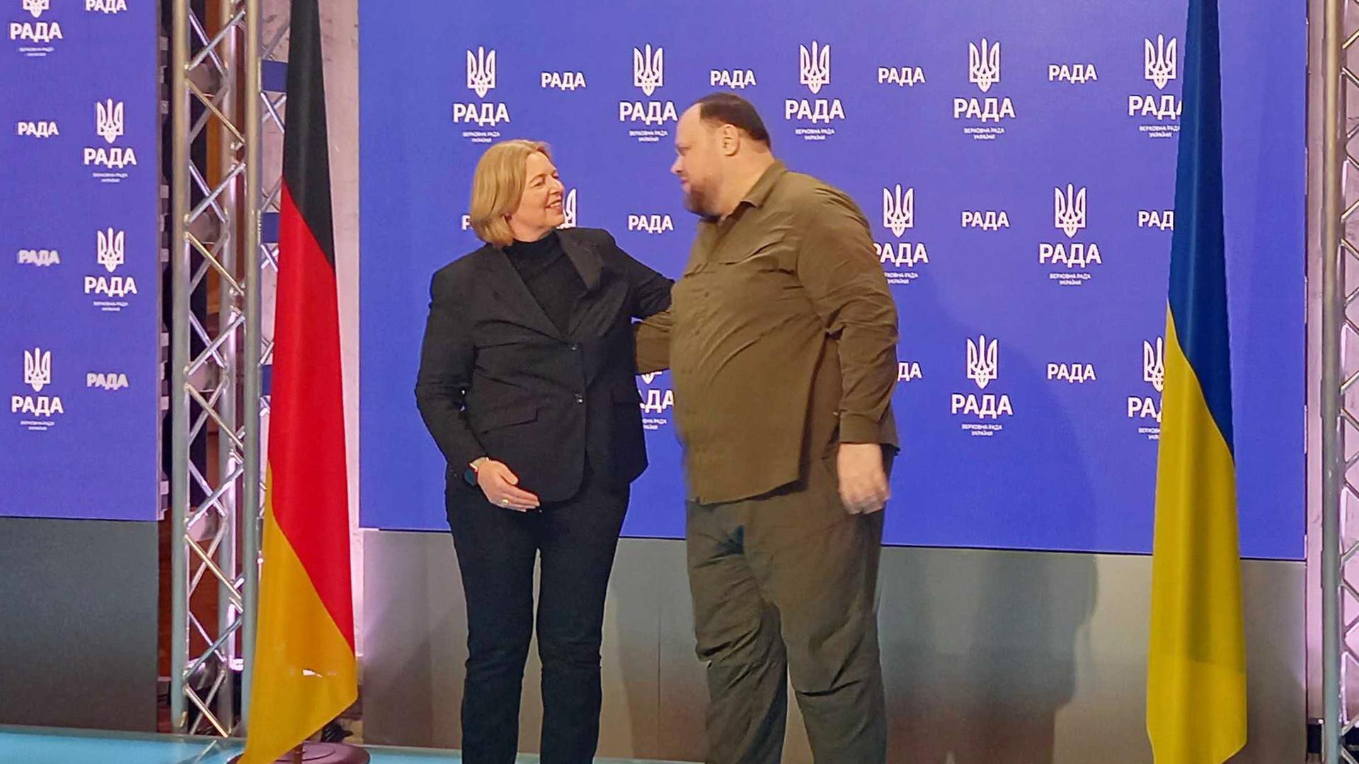 Ruslan Stefanchuk, Präsident des ukrainischen Parlaments,, und Bärbel Bas (SPD), Bundestagspräsidentin, begrüssen sich während ihres Treffens in Kiew.