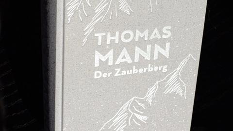 Eine Prachtausgabe von "Der Zauberberg" von Thomas Mann zum 100. Geburtstag des Buches.