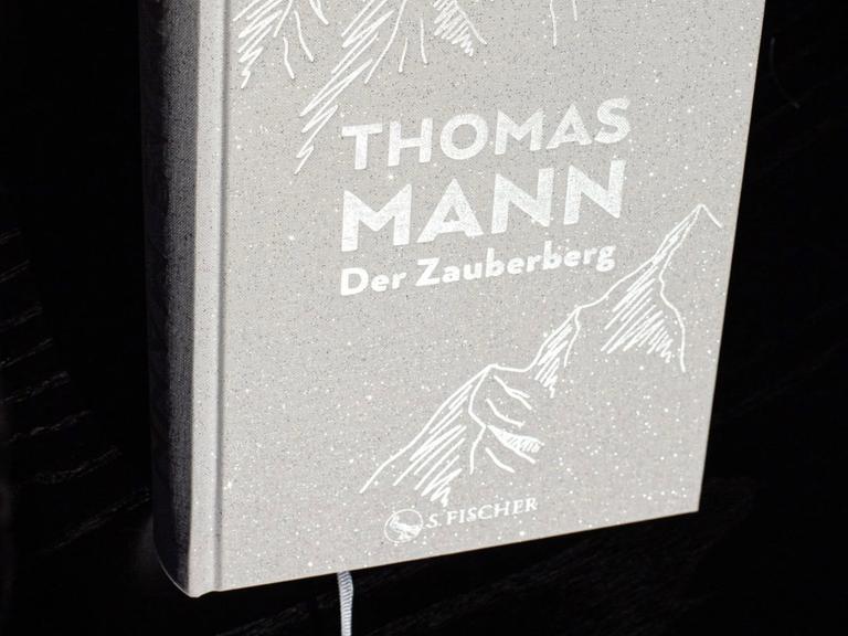 Eine Prachtausgabe von "Der Zauberberg" von Thomas Mann zum 100. Geburtstag des Buches.