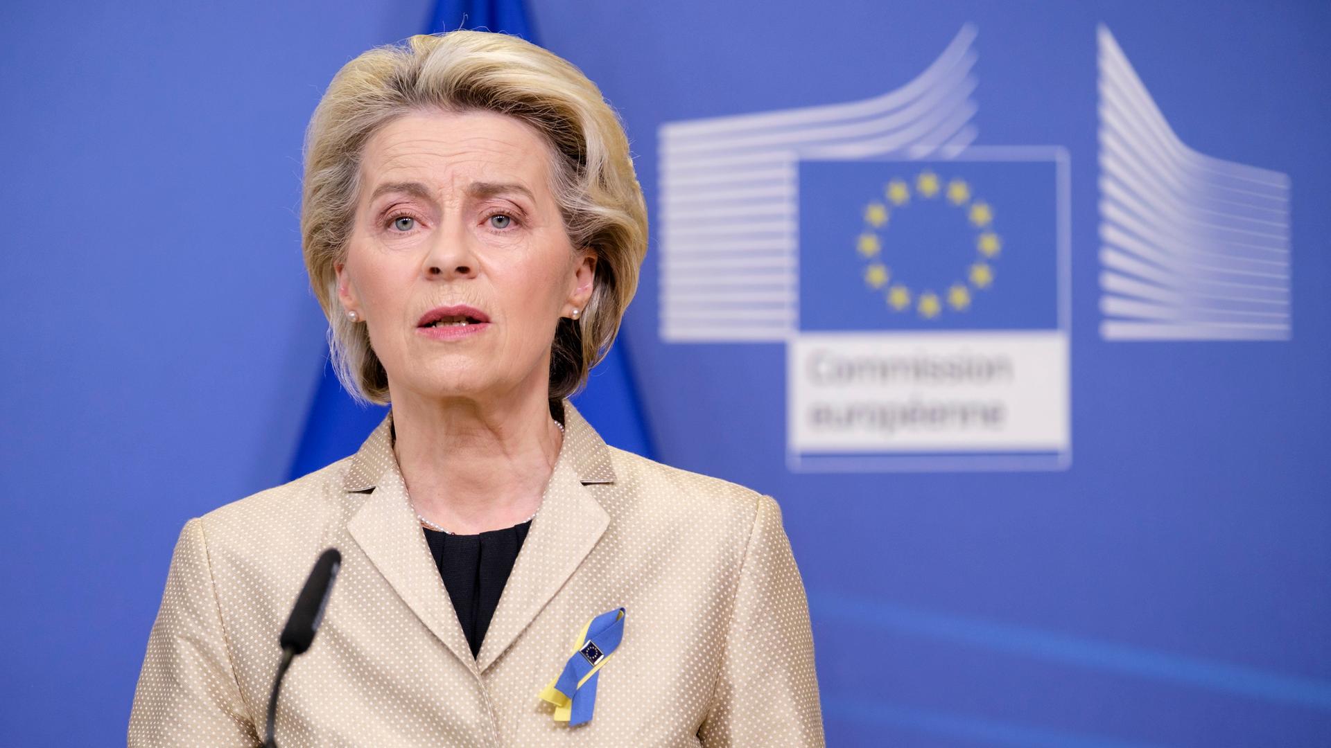 Ursula von der Leyen, Präsidentin der EU-Kommission steht an einem Pult und schaut in die Kameras