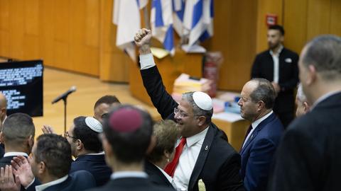 Israels Minister für nationale Sicherheit, Itamar Ben-Gvir (Mitte), und Abgeordnete feiern, nachdem das israelische Parlament ein Gesetz verabschiedet hat, das die Todesstrafe für Palästinenser vorsieht, die wegen Mordes an Israelis verurteilt wurden.