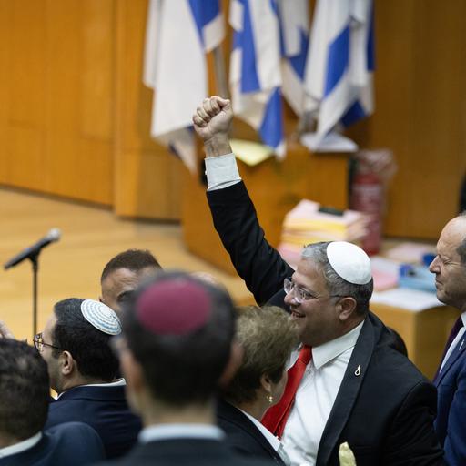 Israels Minister für nationale Sicherheit, Itamar Ben-Gvir (Mitte), und Abgeordnete feiern, nachdem das israelische Parlament ein Gesetz verabschiedet hat, das die Todesstrafe für Palästinenser vorsieht, die wegen Mordes an Israelis verurteilt wurden.