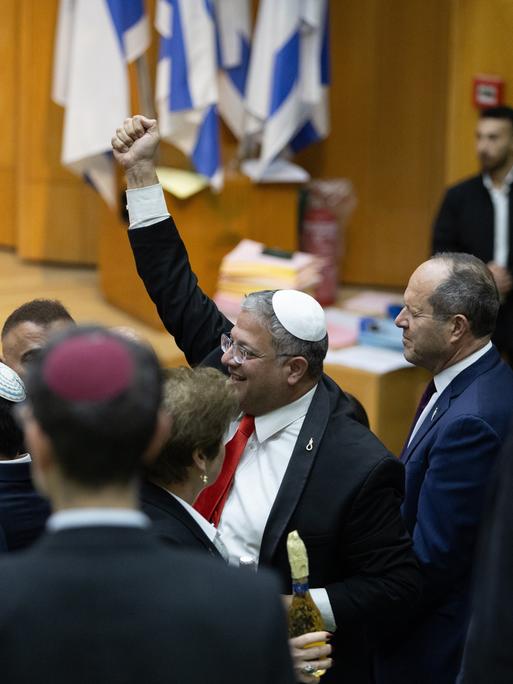 Israels Minister für nationale Sicherheit, Itamar Ben-Gvir (Mitte), und Abgeordnete feiern, nachdem das israelische Parlament ein Gesetz verabschiedet hat, das die Todesstrafe für Palästinenser vorsieht, die wegen Mordes an Israelis verurteilt wurden. Israels Minister für nationale Sicherheit, Itamar Ben-Gvir (Mitte), und Abgeordnete feiern, nachdem das israelische Parlament ein Gesetz verabschiedet hat, das die Todesstrafe für Palästinenser vorsieht, die wegen Mordes an Israelis verurteilt wurden.