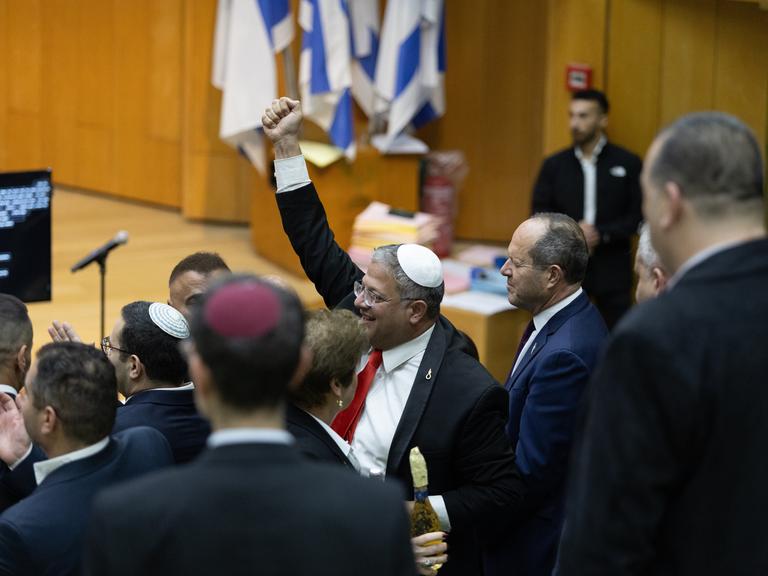 Israels Minister für nationale Sicherheit, Itamar Ben-Gvir (Mitte), und Abgeordnete feiern, nachdem das israelische Parlament ein Gesetz verabschiedet hat, das die Todesstrafe für Palästinenser vorsieht, die wegen Mordes an Israelis verurteilt wurden. Israels Minister für nationale Sicherheit, Itamar Ben-Gvir (Mitte), und Abgeordnete feiern, nachdem das israelische Parlament ein Gesetz verabschiedet hat, das die Todesstrafe für Palästinenser vorsieht, die wegen Mordes an Israelis verurteilt wurden.