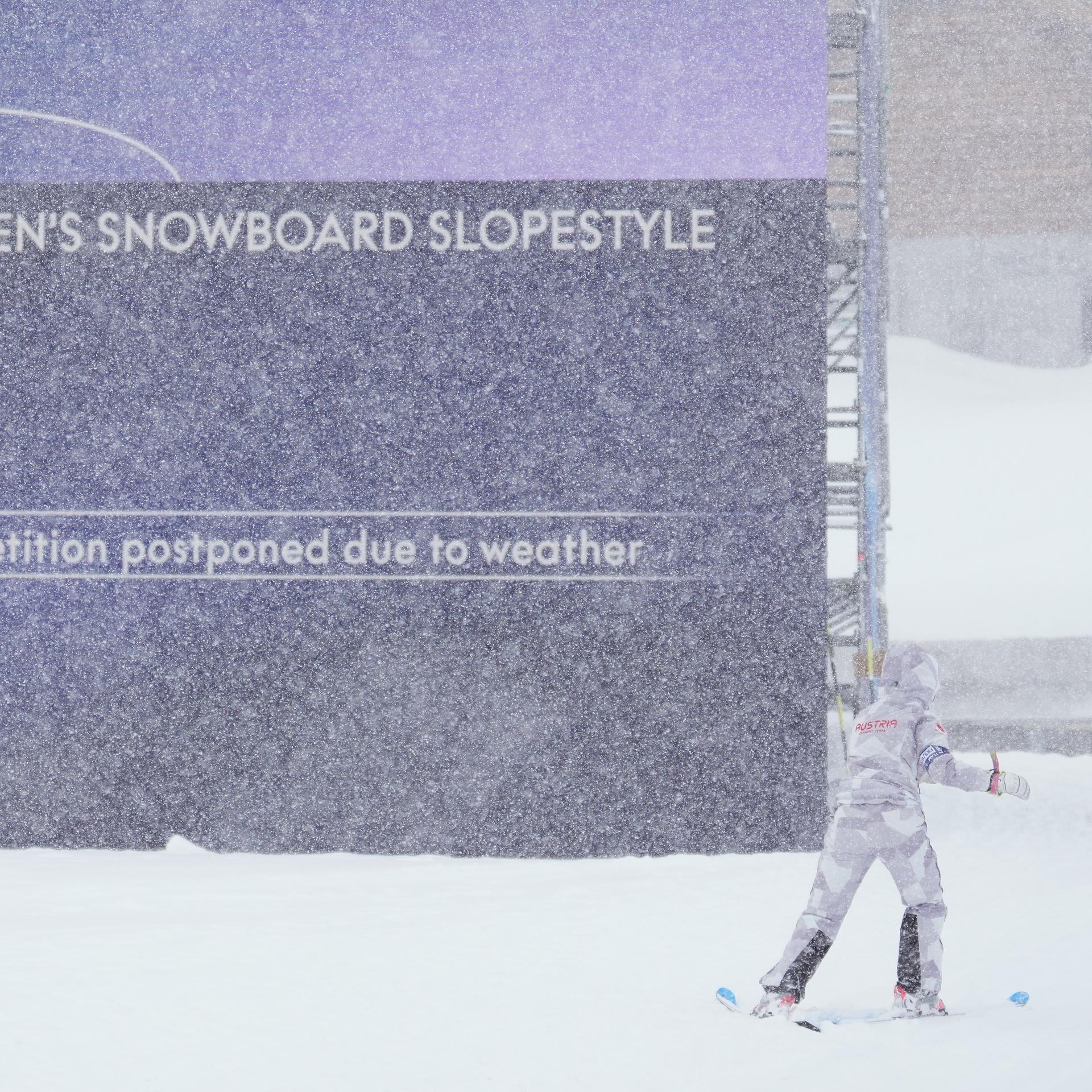 Olympische Winterspiele - Dichter Schneefall: Snowboard-Wettbewerb verschoben