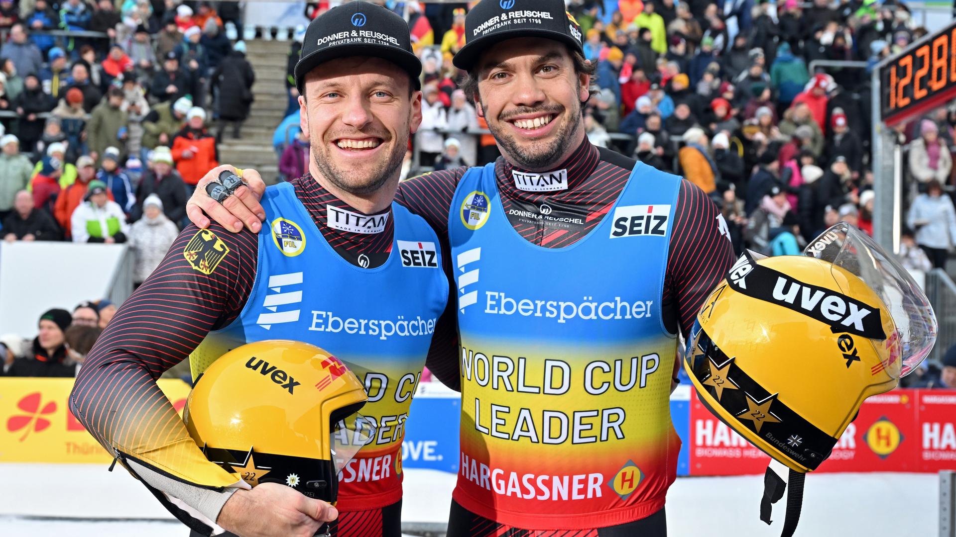 Die Rennrodler Tobias Wendl (r) und Tobias Arlt (l) freuen sich im Ziel über ihren Sieg. 