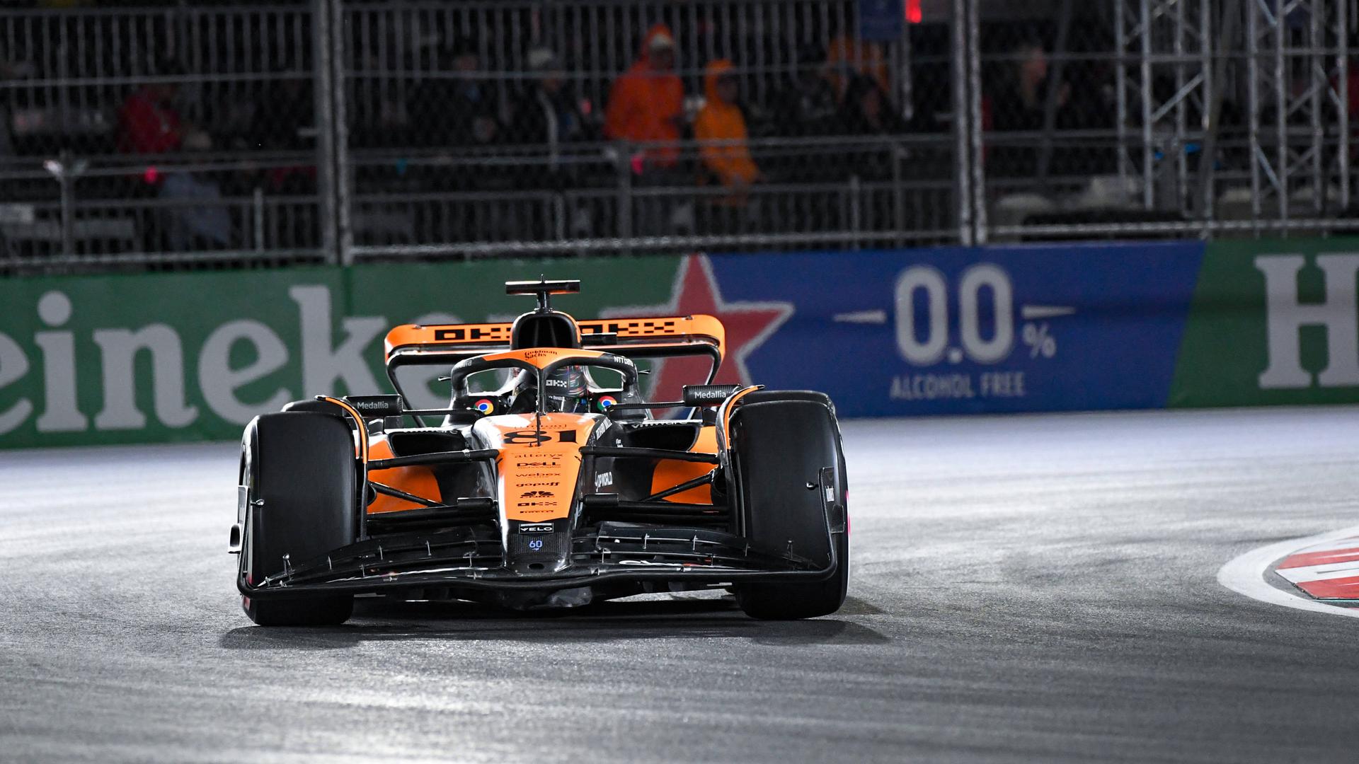 Der australische Formel-1-Pilot Oscar Piastri im McLaren beim Großen Preis der USA in Las Vegas. Der australische Formel-1-Pilot Oscar Piastri im McLaren beim Großen Preis der USA in Las Vegas.
