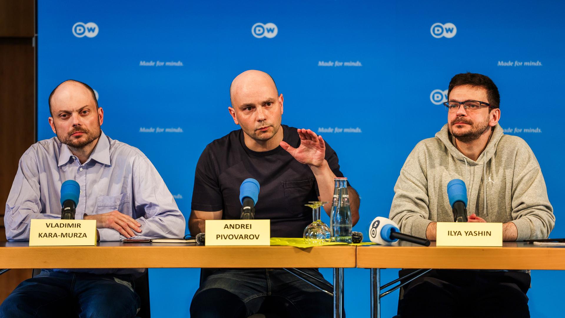 Pressekonferenz der Stiftung gegen Korruption mit den russischen Oppositionspolitiker Wladimir Kara-Mursa (l-r), Andrej Piwowarow und Ilja Jaschin in Bonn, die bei dem Gefangenenaustausch freikamen.  