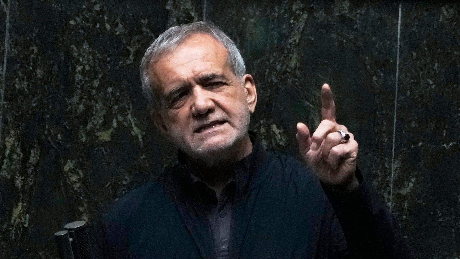 Der iranische Präsident Massud Peseschkian spricht in einer öffentlichen Sitzung des Parlaments.