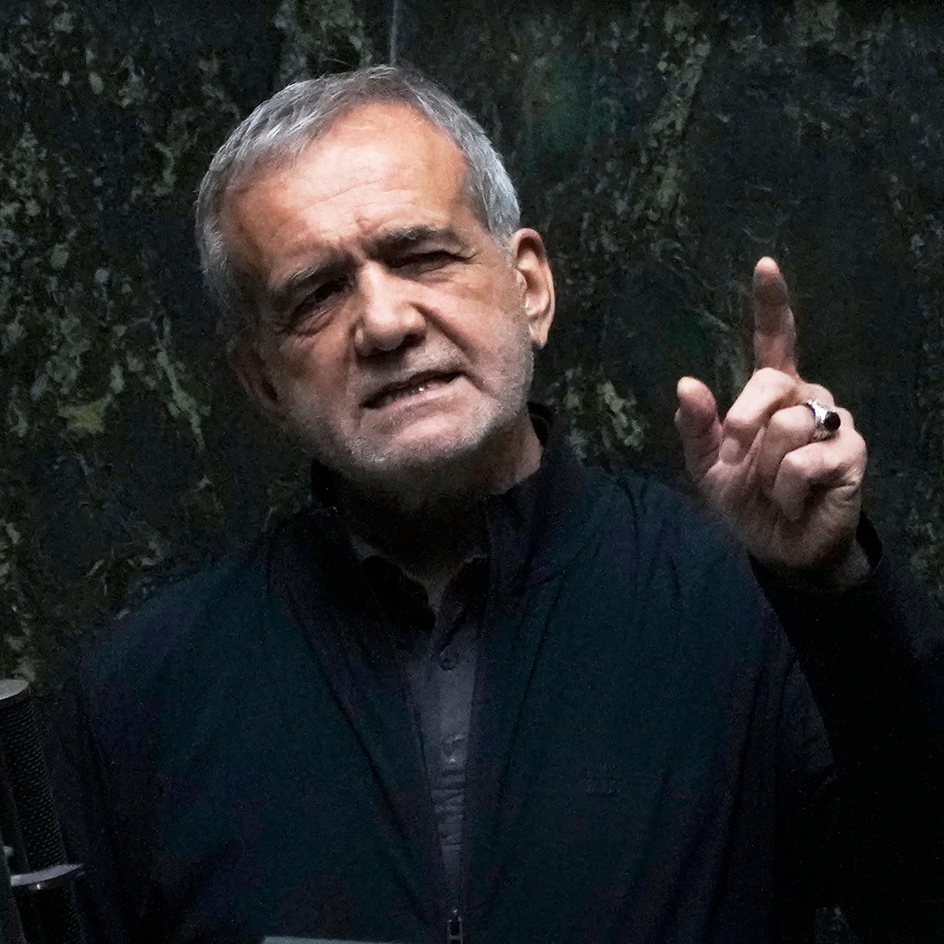 Der iranische Präsident Massud Peseschkian spricht in einer öffentlichen Sitzung des Parlaments.