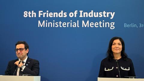 Bundeswirtschaftsministerin Katherina Reiche (CDU) und der Exekutiv-Vizepräsident der EU-Kommission, Stephane Sejourne, geben bei der Konferenz "Friends of Industry" ein Statement.