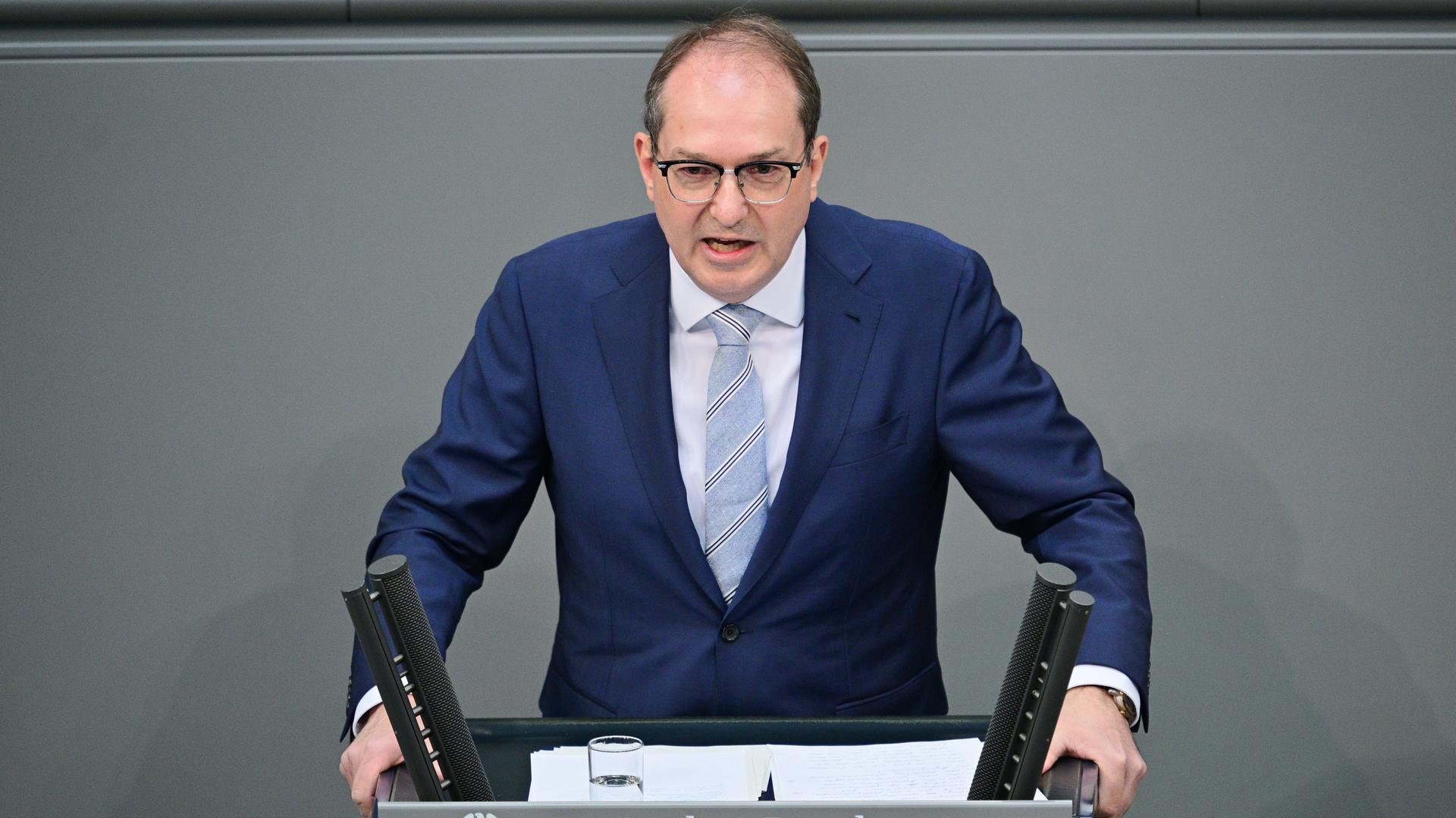 Alexander Dobrindt spricht an einem Rednerpult im Deutschen Bundestag.