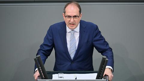 Alexander Dobrindt spricht an einem Rednerpult im Deutschen Bundestag.