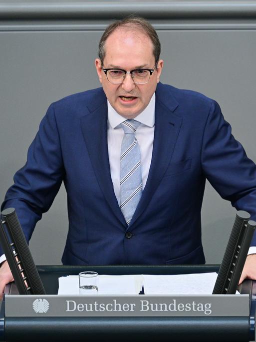 Alexander Dobrindt spricht an einem Rednerpult im Deutschen Bundestag.