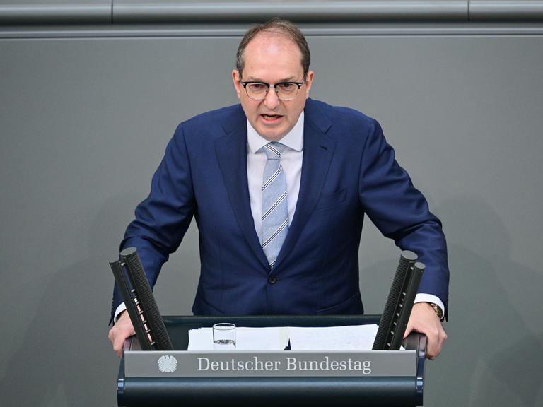 Alexander Dobrindt spricht an einem Rednerpult im Deutschen Bundestag.