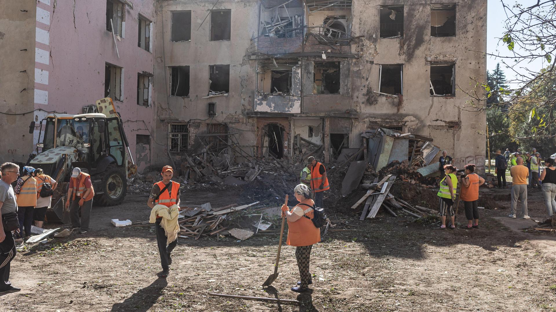Zivildienste vor Ort nach einem russischen Angriff auf die Stadt Druschkiwka in der Ukraine
