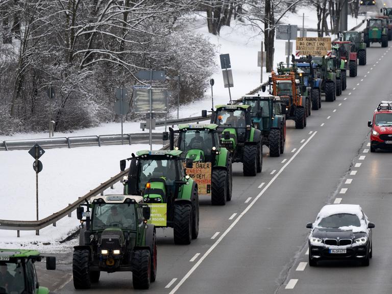 Traktoren fahren während einer Demonstration von Landwirten in der Innenstadt über den Mittleren Ring in München.