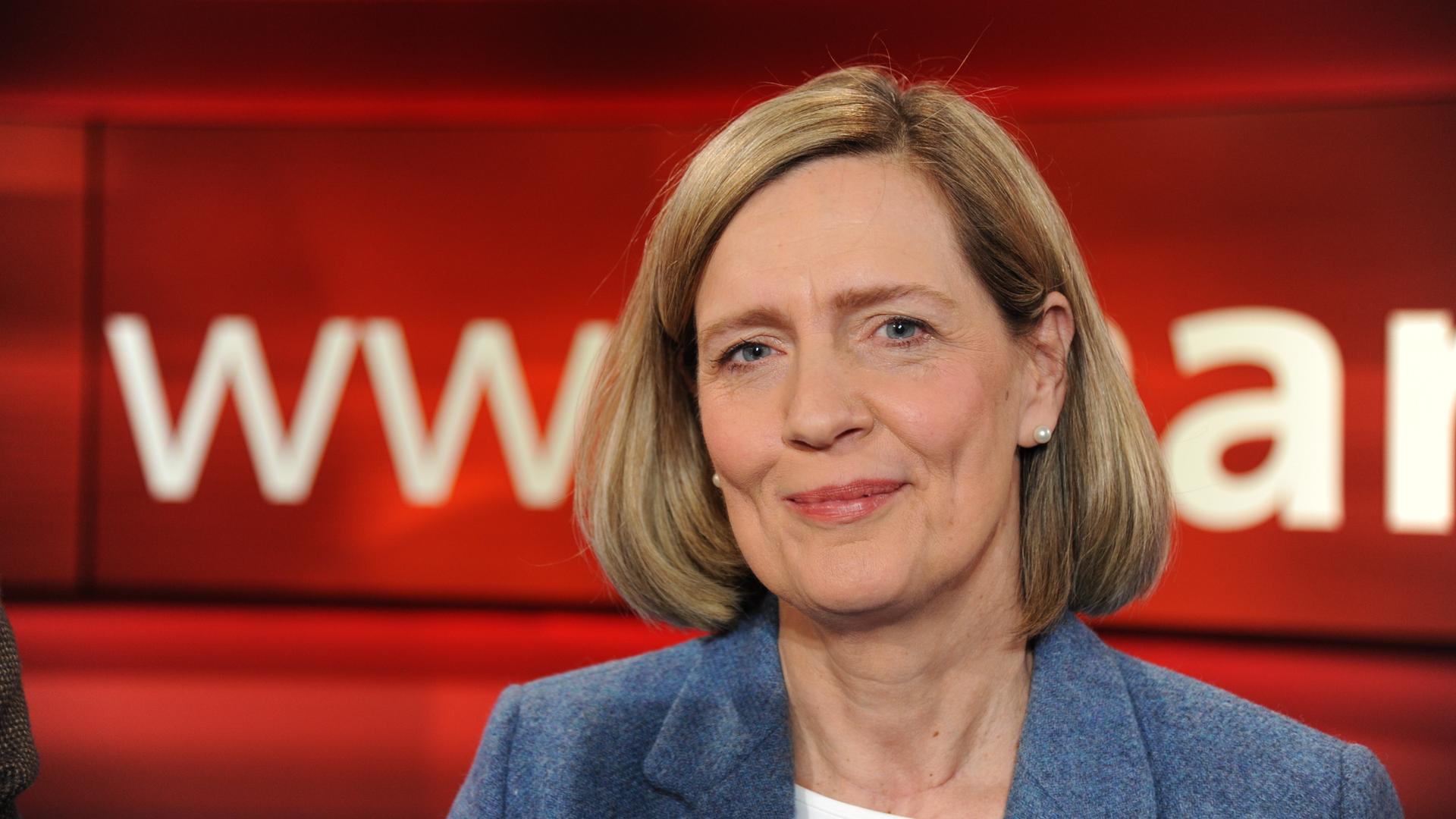 Ina Ruck, ARD-Studioleiterin in Moskau lächelt in die Kamera.